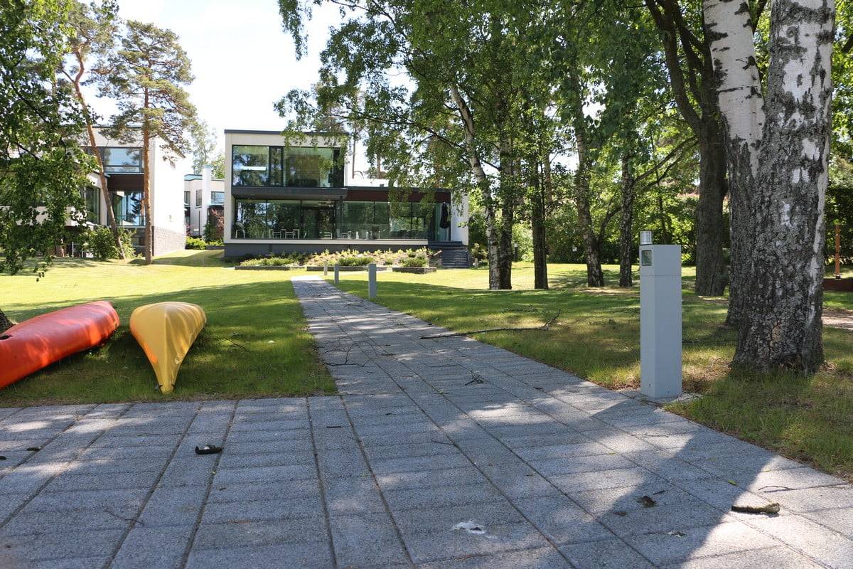 Cour et allée éclairées par le LED PILARI CUBIC - lumière pour cour. Le luminaire a un design simple et moderne. Le luminaire est disponible en version unidirectionnelle et bidirectionnelle. Lestore.fi